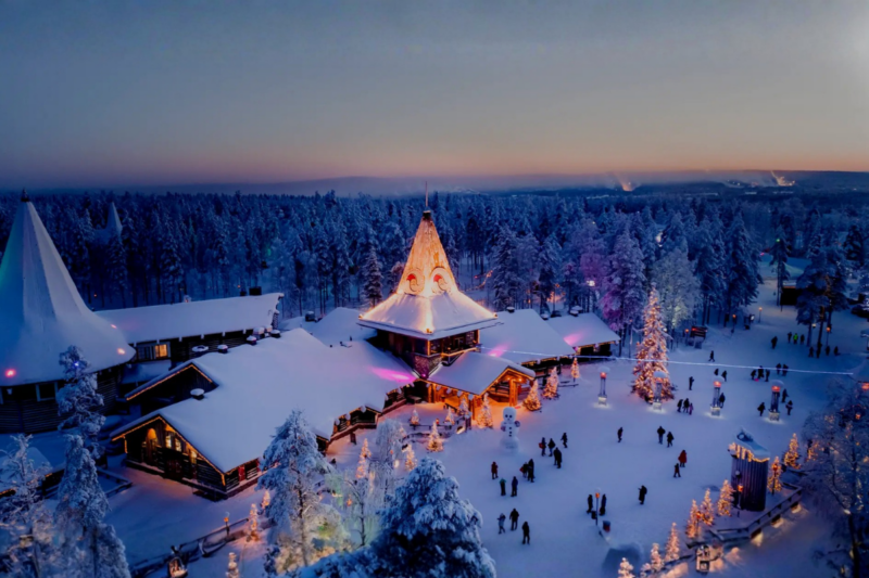 Le village du Père Noël en Laponie finlandaise révèle ses charmes méconnus aux visiteurs émerveillés