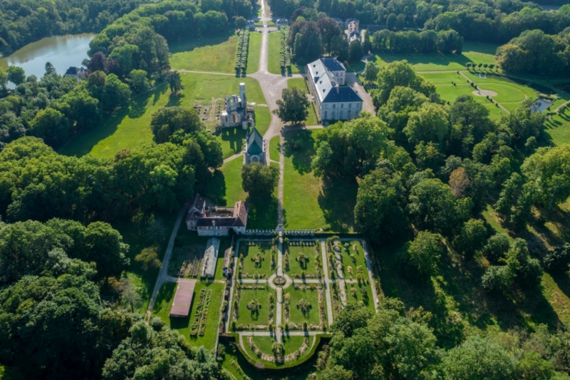 Un domaine m&eacute;di&eacute;val &agrave; une heure de Paris d&eacute;voile ses tr&eacute;sors artistiques et un jardin qui aurait inspir&eacute; Rousseau