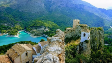 Un village près d'Alicante fascine par sa forteresse médiévale et son lac turquoise