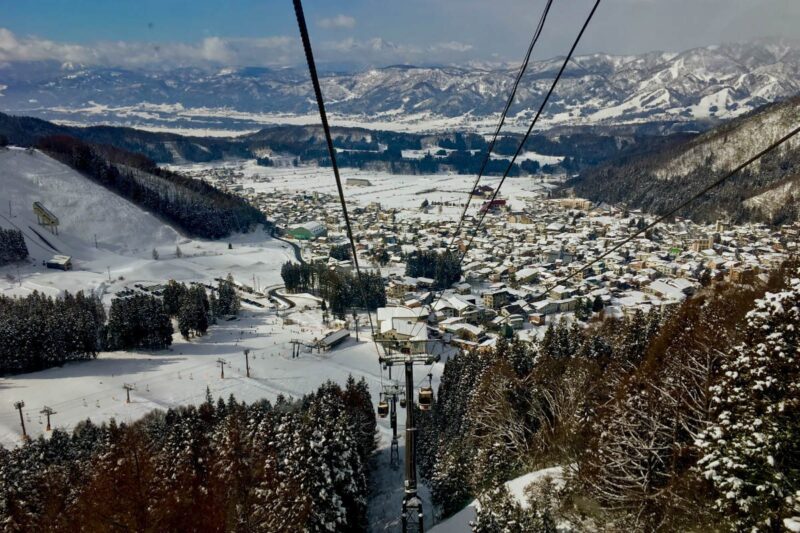 Un village thermal des Alpes japonaises r&eacute;v&egrave;le une station de ski pleine de charme et d'histoire