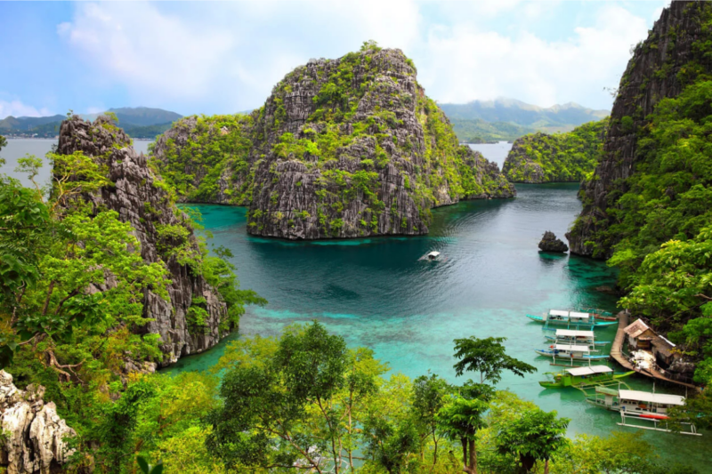 Une île des Philippines émerveille par ses eaux cristallines et ses falaises majestueuses
