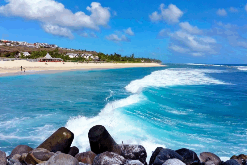 Une plage cachée de La Réunion dévoile ses eaux limpides et son charme intact