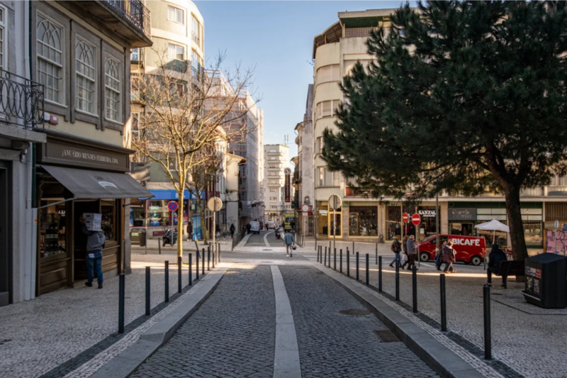 Une rue portugaise &eacute;lue parmi les plus cools du monde attire les gourmets avec ses restaurants