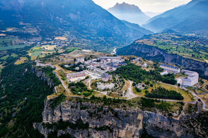 Ce village alpin cach&eacute; d&eacute;tr&ocirc;ne Courchevel et &eacute;merveille les visiteurs par sa beaut&eacute; in&eacute;gal&eacute;e