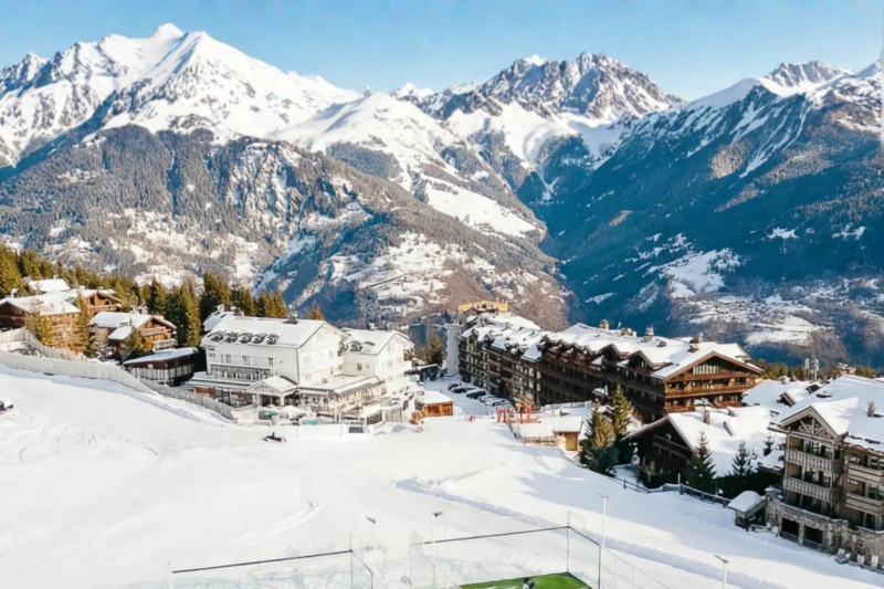 Courchevel accueille les terrains de padel les plus hauts de France avec une vue à couper le souffle sur les montagnes