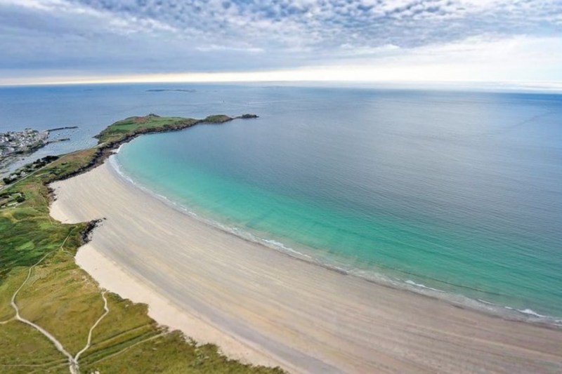 D&eacute;couvrez la plage bretonne secr&egrave;te qui &eacute;merveille la France enti&egrave;re en 2025