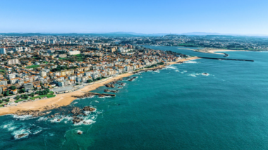 Les surfeurs délaissent l'Algarve pour une région portugaise aux paysages verdoyants