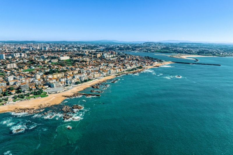 Les surfeurs d&eacute;laissent l'Algarve pour une r&eacute;gion portugaise aux paysages verdoyants