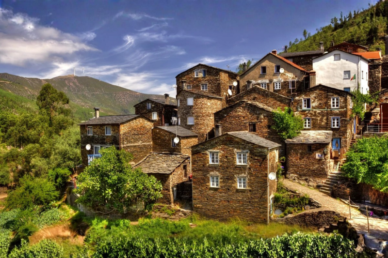 Les villages portugais qui se fondent dans la nature, une invitation &agrave; l'&eacute;vasion en 2026 selon Le Monde