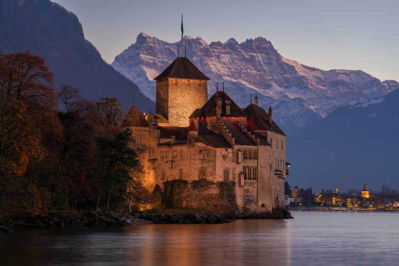 Un ch&acirc;teau m&eacute;di&eacute;val au bord du L&eacute;man attire des visiteurs du monde entier en Suisse