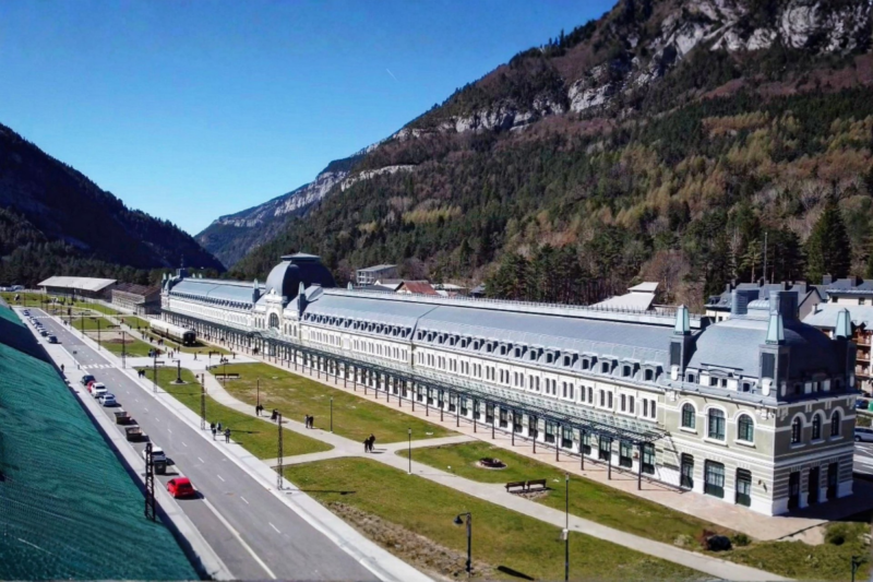 Un h&ocirc;tel Art D&eacute;co nich&eacute; dans une ancienne gare des Pyr&eacute;n&eacute;es promet une exp&eacute;rience unique en 2026