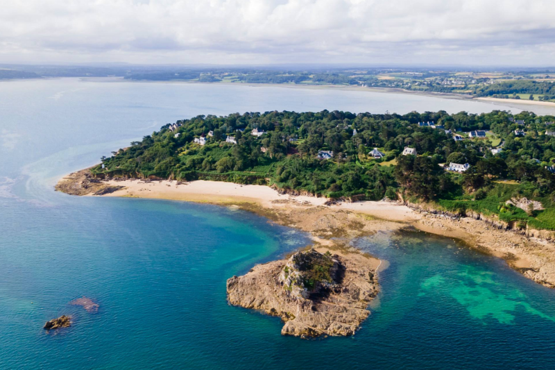 Un paradis cach&eacute; en Bretagne &eacute;merveille les voyageurs avec ses airs de Tahiti