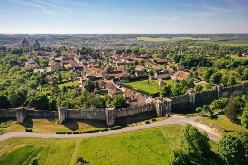 Un village m&eacute;di&eacute;val cach&eacute; &agrave; 2h de Paris promet une escapade romantique inoubliable