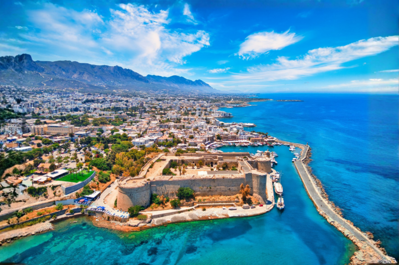 Une &icirc;le m&eacute;diterran&eacute;enne offre un refuge chaleureux pour &eacute;chapper &agrave; l'hiver europ&eacute;en