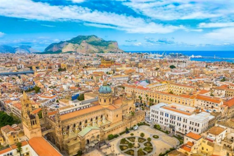 Une ville italienne baign&eacute;e de soleil devient le refuge hivernal pr&eacute;f&eacute;r&eacute; des voyageurs