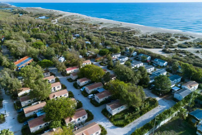 Ce camping cach&eacute; en bord de mer promet des vacances inoubliables loin des foules