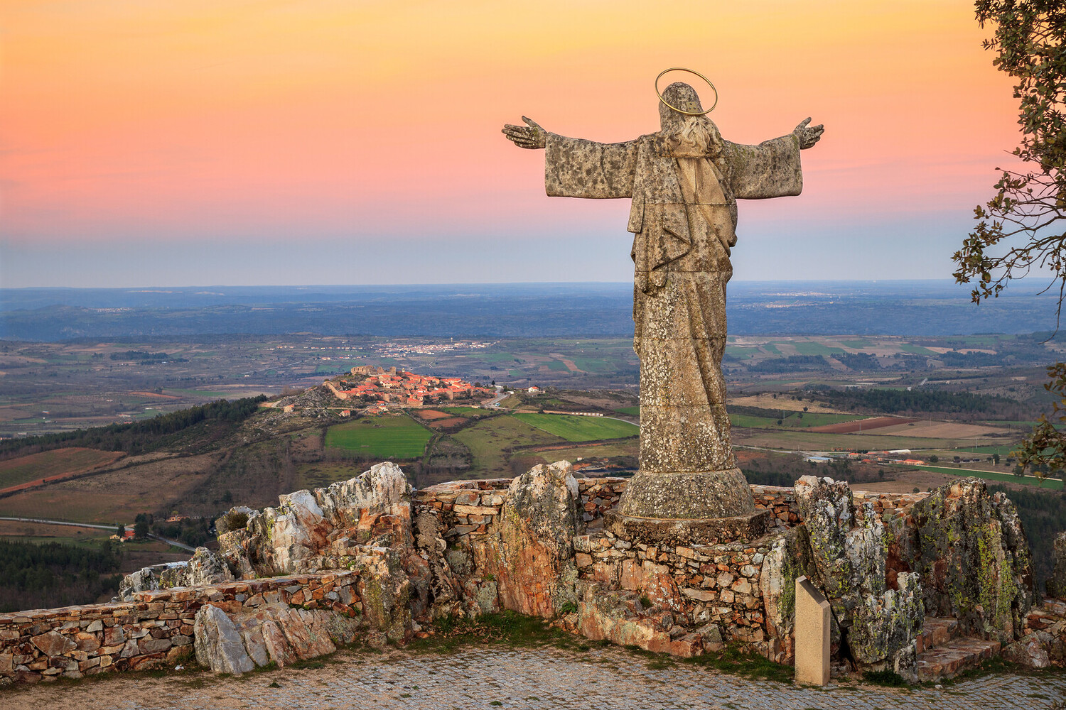 Peu connu des touristes, ce village m&eacute;di&eacute;val portugais cache une histoire spectaculaire