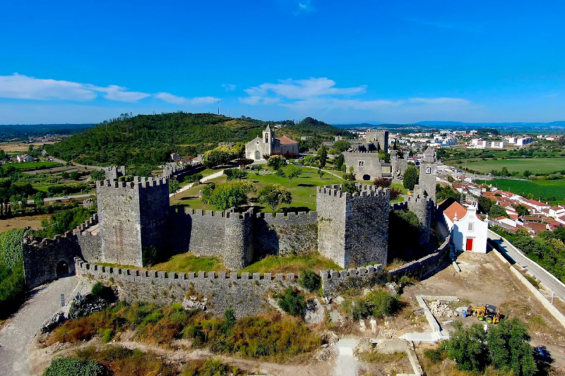 Un ch&acirc;teau m&eacute;di&eacute;val pr&egrave;s de Coimbra r&eacute;v&egrave;le l'histoire fascinante du Portugal