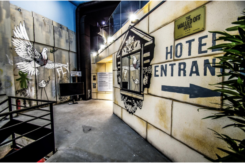 Un h&ocirc;tel parisien d&eacute;voile les &oelig;uvres captivantes de Banksy dans une ambiance intimiste