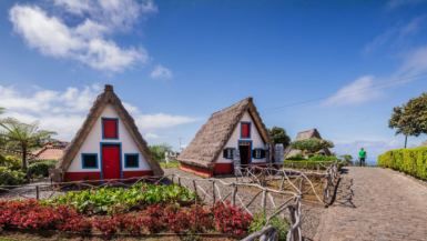 Un village de Madère révèle ses maisons de chaume, témoins d'une tradition vivante