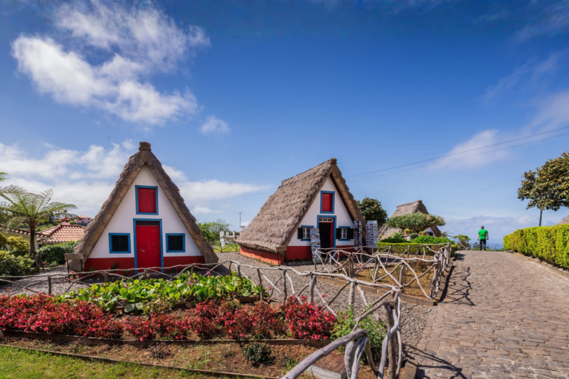 Un village de Madère révèle ses maisons de chaume, témoins d'une tradition vivante
