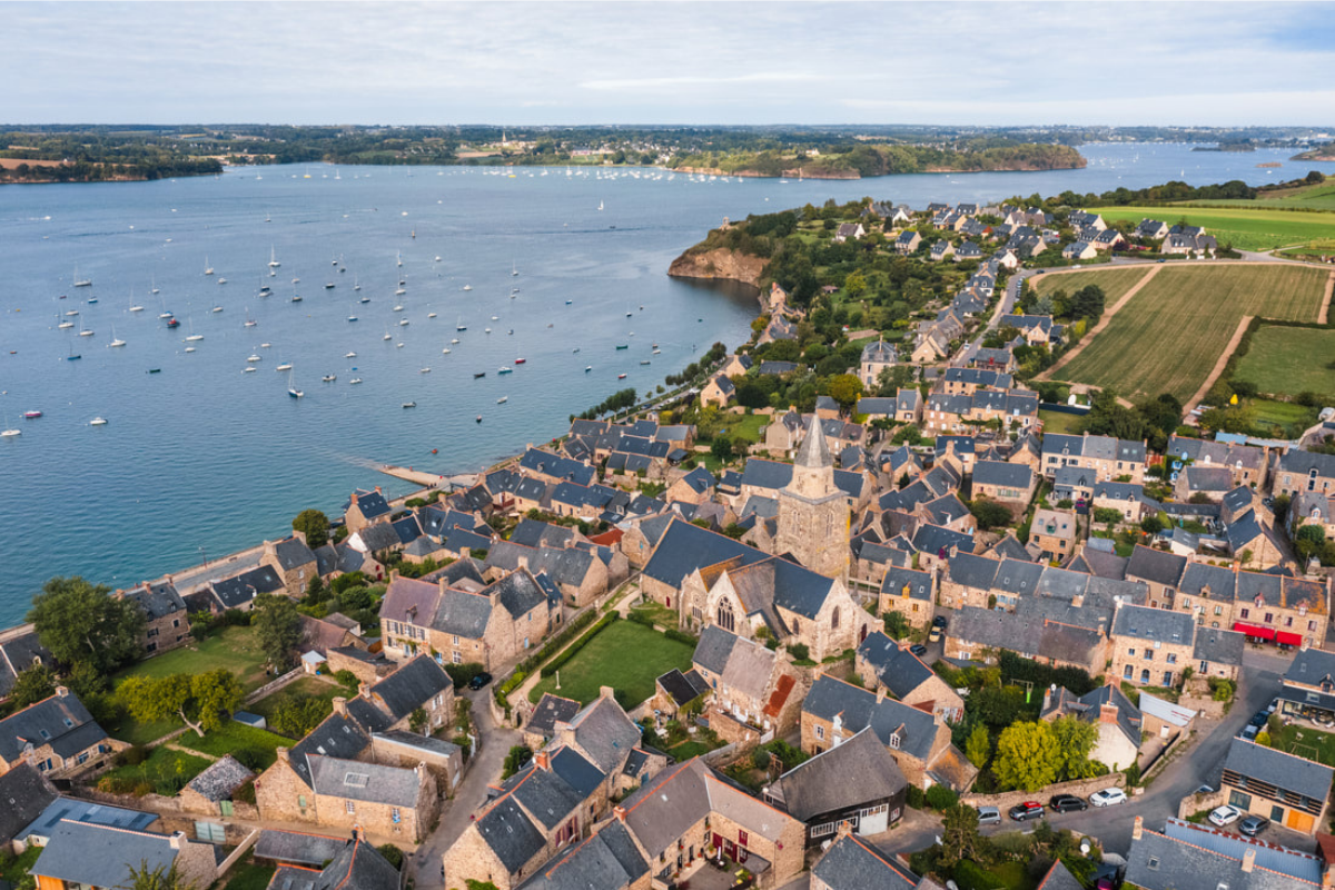 Ce village breton cach&eacute; promet un week-end de printemps inoubliable en 2026