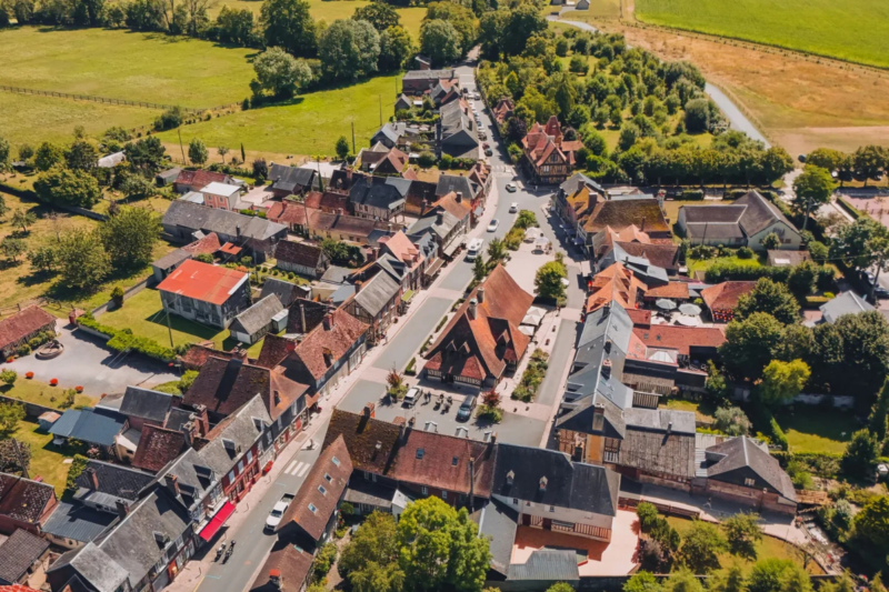 Ce village normand cach&eacute; promet un week-end de r&ecirc;ve loin de l'agitation de Deauville