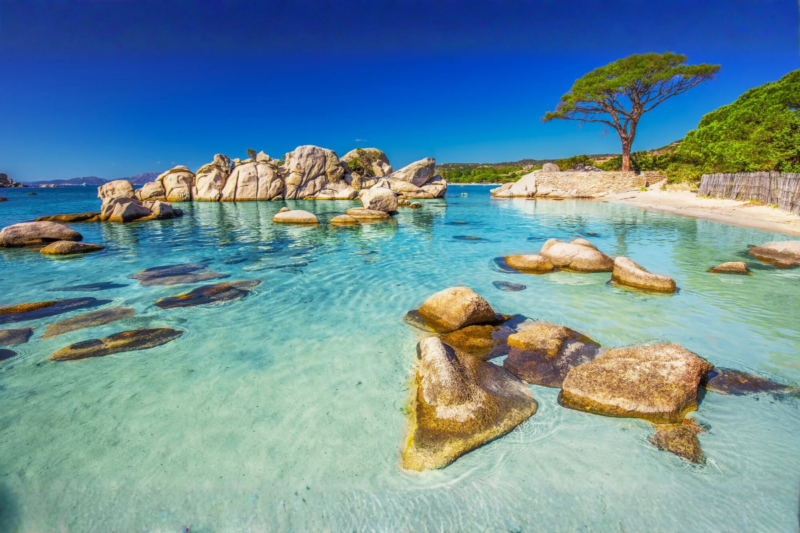 Cette plage corse cach&eacute;e &eacute;merveille le monde avec ses secrets turquoise et son sable immacul&eacute;