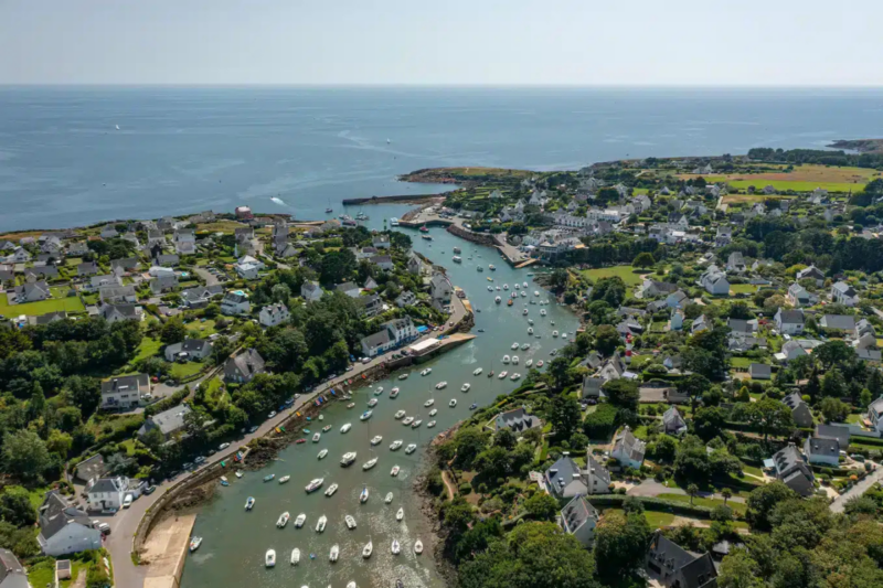 Découvrez cette crique bretonne secrète où séjourner à petit prix devient un rêve éveillé