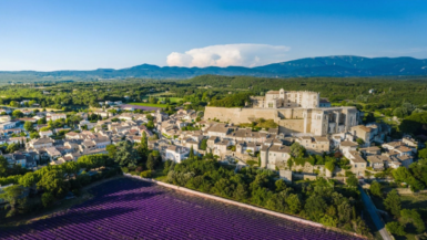 Découvrez le village secret où le temps s'arrête au milieu des lavandes envoûtantes