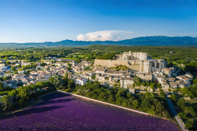 D&eacute;couvrez le village secret o&ugrave; le temps s'arr&ecirc;te au milieu des lavandes envo&ucirc;tantes