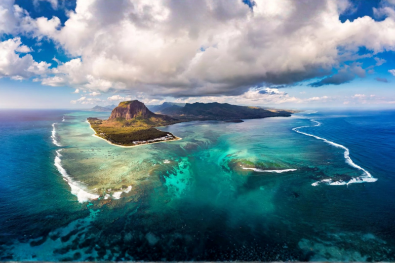 Les vagues de Maurice attirent les surfeurs en quête de beauté et de sensations uniques
