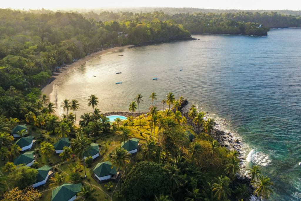 Un archipel africain enchante les voyageurs avec ses plages de sable brun et son ambiance unique