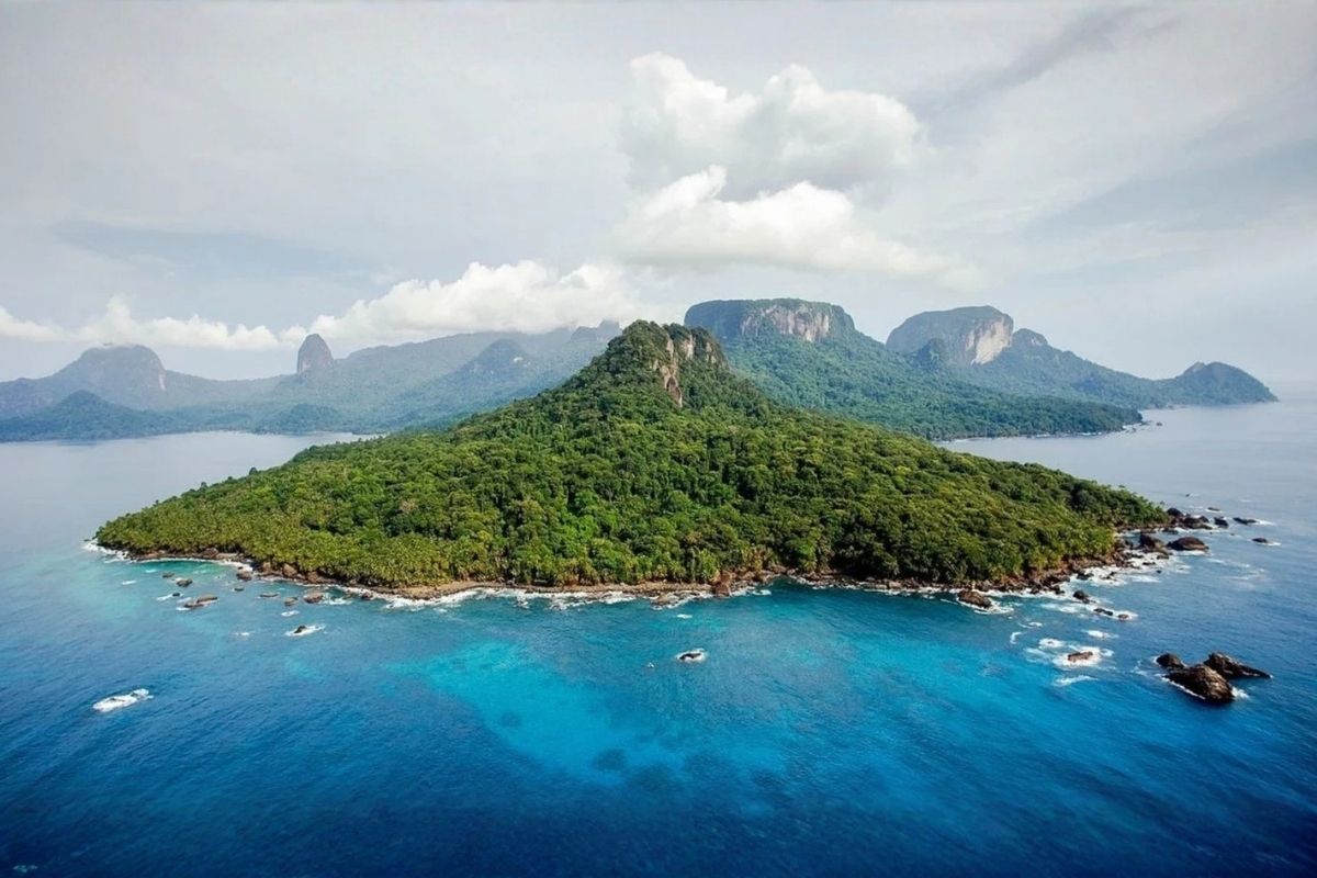 Un archipel africain enchante les voyageurs avec ses plages de sable brun et son ambiance unique