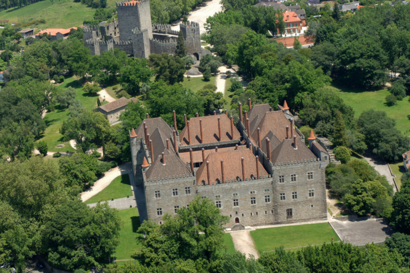 Un ch&acirc;teau-forteresse du XVe si&egrave;cle au Portugal fascine par son histoire et son architecture majestueuse