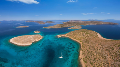 Une île grecque du Dodécanèse charme les voyageurs avec ses plages dorées et ses eaux cristallines