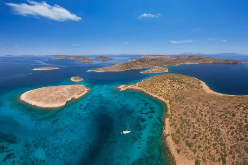 Une &icirc;le grecque du Dod&eacute;can&egrave;se charme les voyageurs avec ses plages dor&eacute;es et ses eaux cristallines