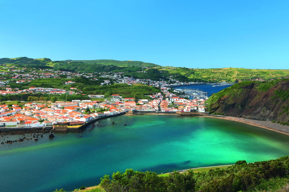 Une &icirc;le portugaise r&eacute;v&egrave;le son tr&eacute;sor naturel, un refuge pour dauphins et baleines en qu&ecirc;te de tranquillit&eacute;