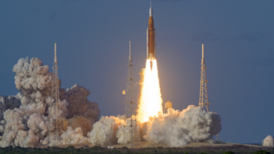 Artemis II s'envole vers la Lune, une nouvelle ère spatiale commence avec émotion