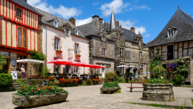 Ce village breton caché émerveille par ses secrets floraux et ses pierres millénaires