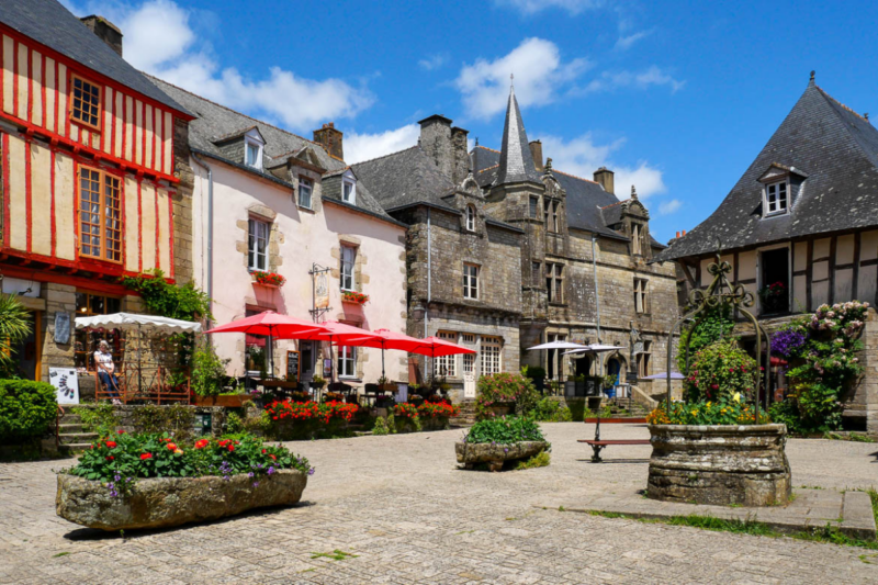 Ce village breton cach&eacute; &eacute;merveille par ses secrets floraux et ses pierres mill&eacute;naires