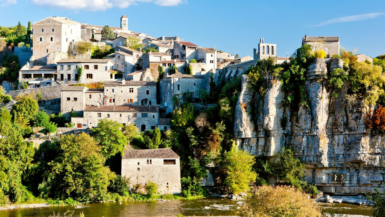 Ce village caché en Ardèche émerveille par sa beauté secrète et son charme intemporel