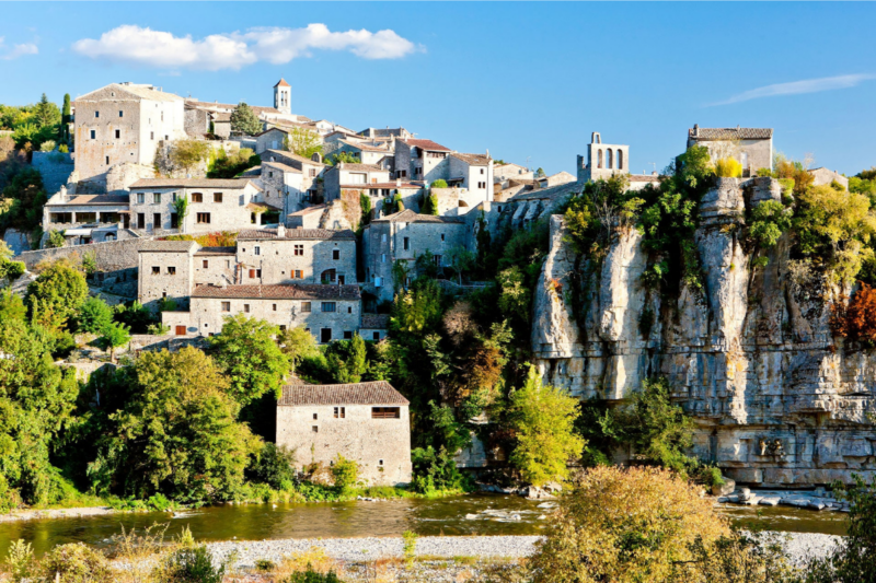 Ce village caché en Ardèche émerveille par sa beauté secrète et son charme intemporel