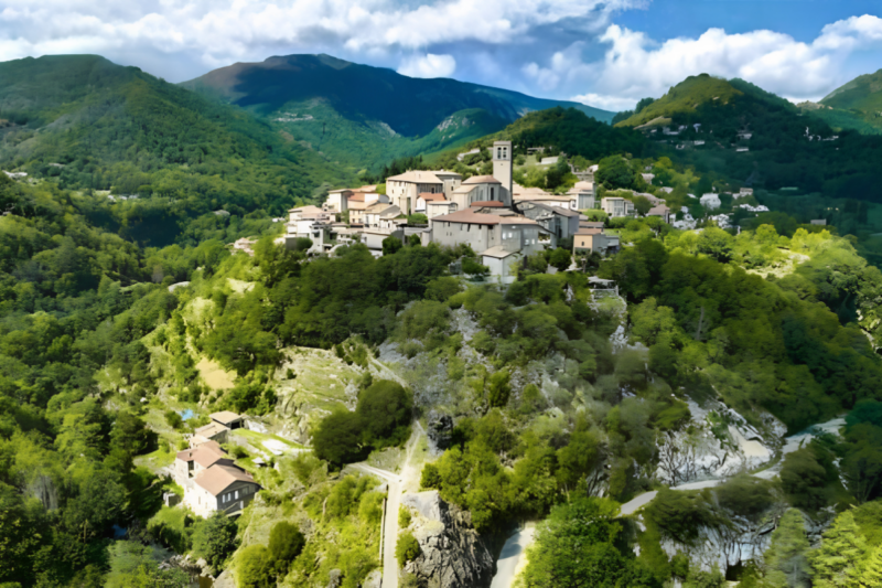Ce village cach&eacute; en Ard&egrave;che promet une &eacute;vasion incroyable qui va bouleverser votre quotidien