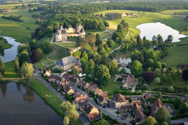 Ce village secret du Cher &eacute;merveille par son charme envo&ucirc;tant et ses jardins cach&eacute;s