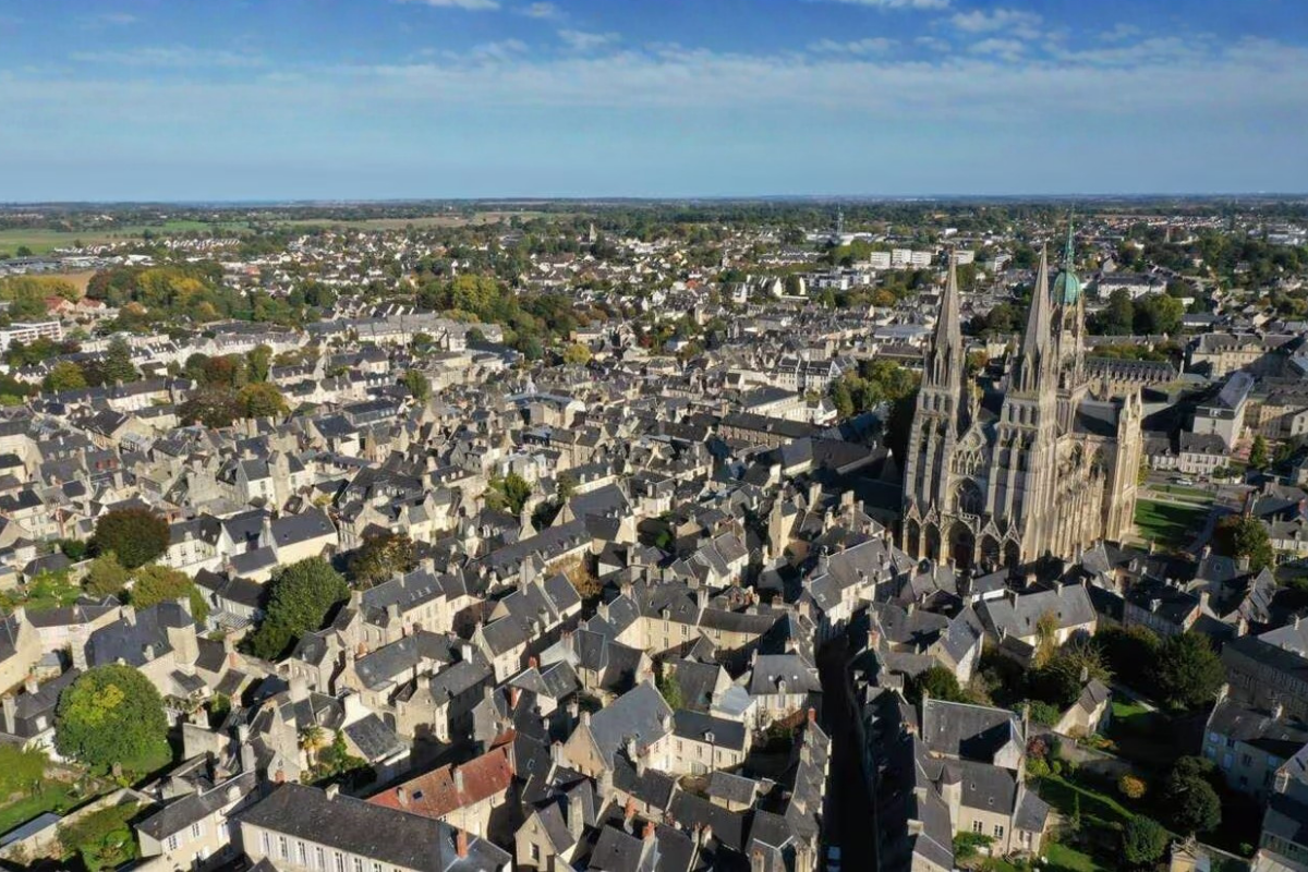 Cette ville m&eacute;di&eacute;vale normande cache un secret incroyable qui pourrait d&eacute;tr&ocirc;ner le Mont-Saint-Michel