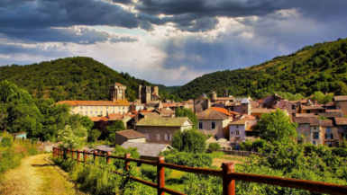 Découvrez ce village secret d'Auvergne où l'été devient une expérience magique