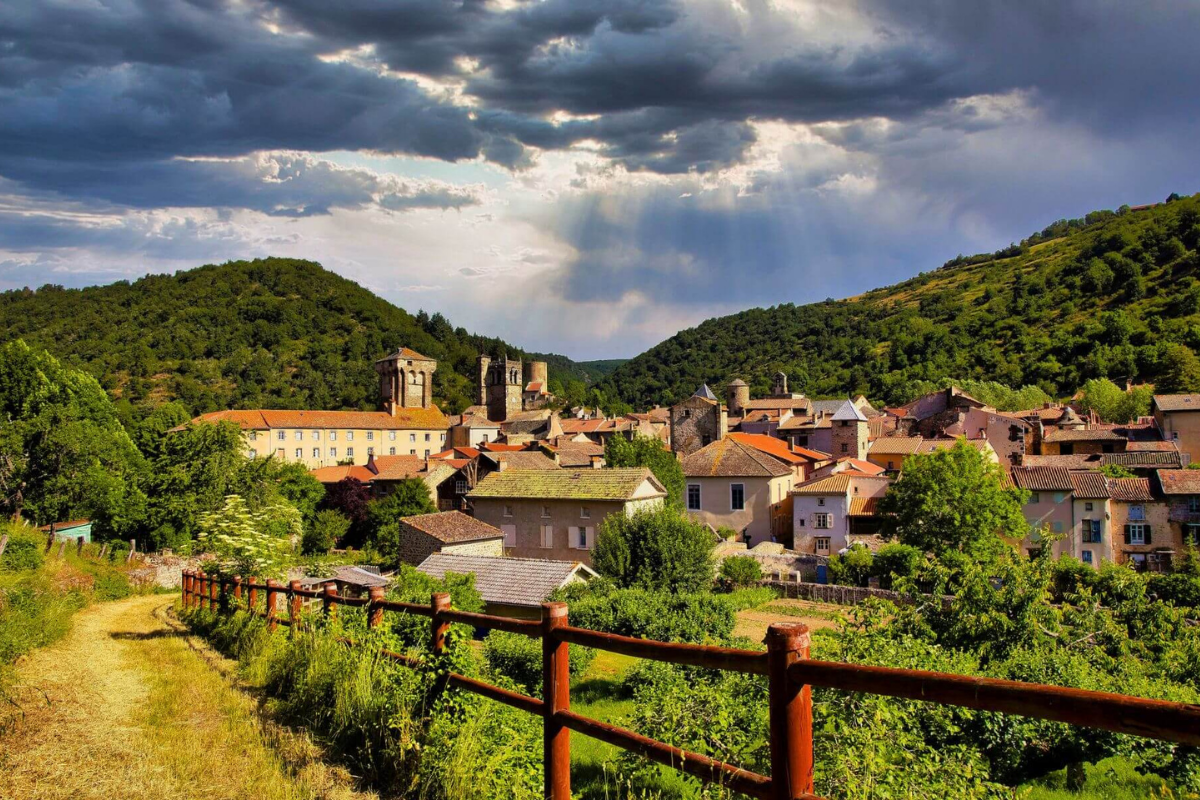 D&eacute;couvrez ce village secret d'Auvergne o&ugrave; l'&eacute;t&eacute; devient une exp&eacute;rience magique