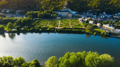 À seulement une heure de Paris, La Roche-Guyon se dévoile comme un joyau caché de l'Île-de-France. Ce village, unique détenteur du label 