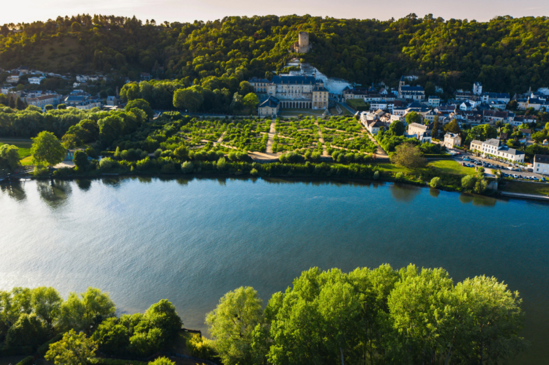 &Agrave; seulement une heure de Paris, La Roche-Guyon se d&eacute;voile comme un joyau cach&eacute; de l'&Icirc;le-de-France. Ce village, unique d&eacute;tenteur du label 